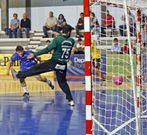 Carlos Garc�a, anotando uno de sus 133 goles en liga. 