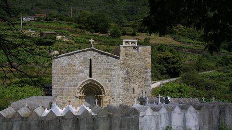 Cementerio anexo a la iglesia romnica de Santo Estevo de Atn, en Pantn