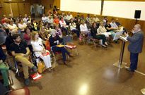 Reyes habl� en Vite ante casi sesenta personas, varias de ellas integrantes de su equipo. 