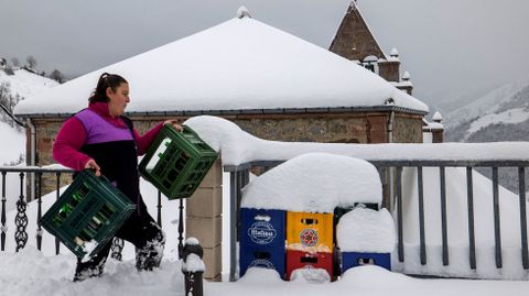 Una vecina de la localidad asturiana de Pajares, que est� en nivel rojo con lo que se proh�be la circulaci�n de veh�culos articulados, camiones y autobuses.