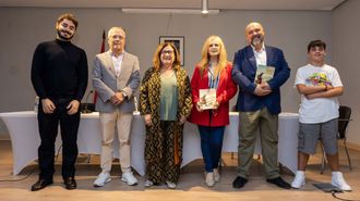 Branca Vilela, de vermello, na presentaci�n desta obra en Fisterra, xullo do 2025