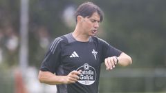 El preparador f�sico Luis Fandi�o mirando el reloj en una sesi�n de trabajo esta pretemporada.
