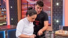 La chef del restaurante estrella Micheln de Ourense, Lydia del Olmo, con el cantante de Zaragoza, Juanjo Bona, participante de la dcima edicin de MasterChef Celebrity.
