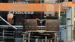 Puerta cerrada y tapiada. La entrada principal del Hotel Princesa, en el Casco Vello, permanece cerrada con candado y cadena, y tapiada con sillas y meses, desde hace d�as. Tampoco responde nadie   en recepci�n. La denuncia de la sociedad propietaria afirma que hay gente viviendo en situaci�n precaria.