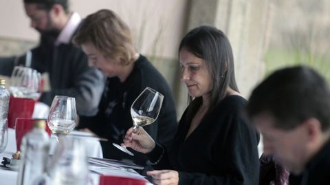 Los integrantes del panel oficial de cata tienen que valorar los 55 vinos presentados al certamen por las 28 bodegas participantes