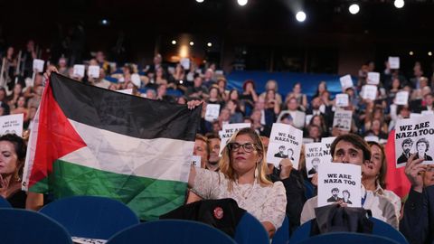 Participantes en la gala de clausura levantan pancartas en protesta por el genocidio en Palestina durante la gala de clausura del Festival de San Sebasti�n.