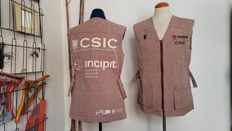 Prendas de trabajo dise&ntilde;adas por los dise&ntilde;adores vigueses de La Canalla para el Instituto de Investigaciones Marinas, perteneciente al CSIC.
