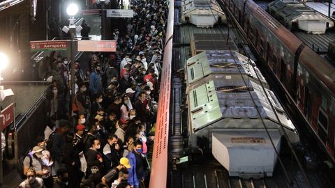 A pesar de la situaci�n, la gente, con mascarilla, se agolpa en la estaci�n de tren de Sao Paulo