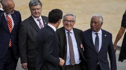 Rutte, de espaldas, y Costa, ayudan a Juncker