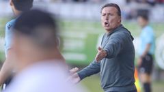 Indicaciones de Cristbal en el encuentro contra Linense.