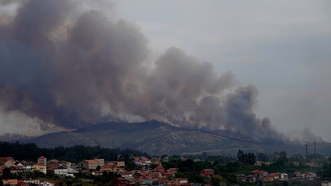 Amplio despliegue por tierra y cielo para controlar un incendio forestal en Ponteareas