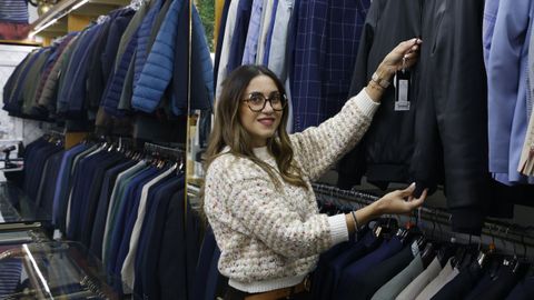 Bel�n Vaz Ara�jo, en su tienda de ropa de hombre en Ver�n