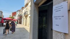 Un letrero en un comercio de la calle Cardenal de Monforte avisa de un cambio de horarios que estar� vigente toda la semana para adaptarse a la ola de calor