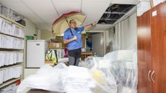 Iago Lpez, mdico y responsable del Centro Mdico Pontevedra, muestra como est la sala del archivo y el servidor por las goteras