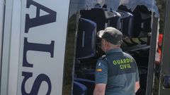  Siete personas han sido hospitalizadas por las contusiones y fracturas que han sufrido al despe�arse un autob�s con 48 pasajeros, muchos de ellos ni�os, que hac�a la ruta entre Covadonga y los Lagos