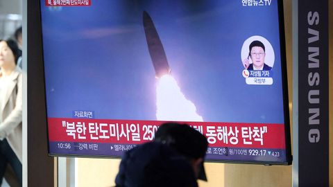 La gente ve una televisin que transmite un informe de noticias sobre Corea del Norte disparando mltiples misiles de corto alcance, en Sel, Corea del Sur.