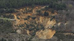 El derrumbe hizo desaparecer 200 metros de la LU-651 al lado de la cantera de Santa Eufemia