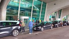 Varios taxis, en la d�rsena de la terminal de llegadas del aeropuerto S� Carneiro de Oporto, en una imagen de esta semana.