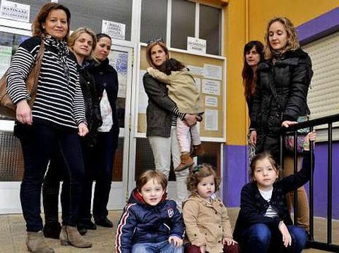 Algunas de las familias descontentas con la admisi�n.