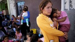 Ciudadanos mexicanos que huyen de la violencia, hacen cola para cruzar a EE.UU. para solicitar asilo en el puente fronterizo de Ciudad Ju�rez