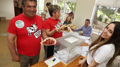 La comisin de fiestas de la Festa do Labrego llev el tracicional chorizo con pan de millo a las mesas electorales de la parroquia