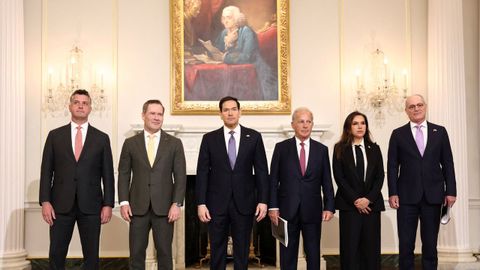 El secretario de Estado de EE.UU., Marco Rubio (c), junto a las delegaciones del L&iacute;bano e Israel.