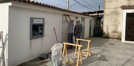 Instalacin del cajero automtico de Abanca al lado del consistorio de Coirs.