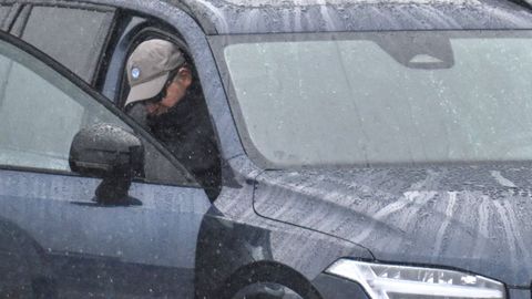 El rey emrito entrando al coche de Pedro Campos esta maana, bajo la lluvia que oblig a suspender el entrenamiento del Bribn, apenas media hora despus de empezar