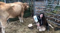 La nueva trabajadora de Os Bravos, Patricia, da biber�n a un ternero nacido en la explotaci�n foto.