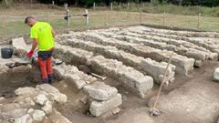 Un aspecto de las actuales excavaciones en el granero romano de Proendos, formado por siete muros paralelos