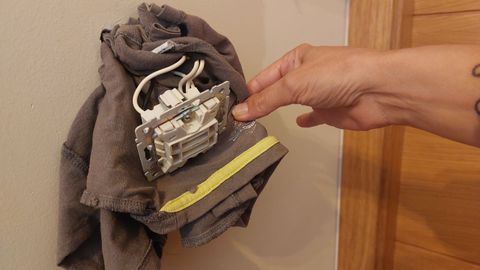 En casa de Silvia han puesto toallas en los enchufes, por los que sale el agua.