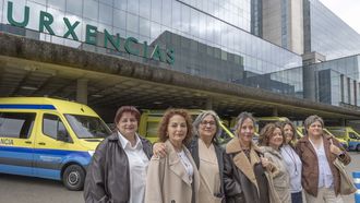 El equipo de informadoras, delante de la puerta�de urgencias�del Hospital Cl�nico de Santiago