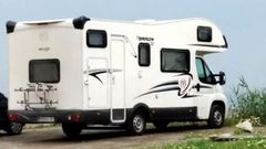 La autocaravana utilizada por el marroqu� Hicham Ouassassi le permit�a realizar largos viajes desde M�laga a Vigo (donde se tom� esta imagen en un seguimiento), Francia o B�lgica sin necesidad de alojarse en hoteles para no registrarse con su identidad u otra falsa. Adem�s, estos veh�culos no pueden ser registrados policialmente, salvo con una orden judicial, al considerarse una vivienda.