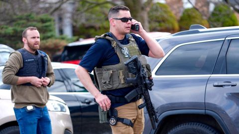 El personal de emergencia responde a un tiroteo reportado en la sinagoga Temple Israel en West Bloomfield, Michigan.