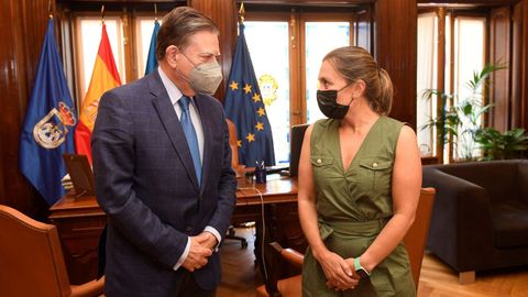 El alcalde de Oviedo, Alfredo Canteli, recibi� este mi�rcoles en su despacho del Ayuntamiento a la nueva presidenta de la Federaci�n Asturiana de Empresarios, Mar�a Calvo