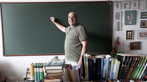 Luis V�zquez, arzuano de 54 a�os, pasa las tardes dando clases en el edificio multiusos del recinto Terra do Queixo. A partir de las 17 horas, como director de la Escola das Persoas Maiores, y entre las 20.30 y las 22.30, al frente del Aula de Educaci�n de Persoas Adultas.