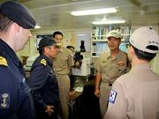 Un momento de la reuni�n entre el mando espa�ol y el coreano.