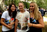 Miembros de Protecci�n Civil de Cabana y Ponteceso ayudaron ayer en San Fins, donde tambi�n estuvieron las suizas Jana, Larissa y Rahel.