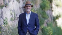 El escritor y acad�mico Arturo P�rez-Reverte, este martes en A Coru�a, donde firm� unos 200 ejemplares de su novela-enigma �El problema final�.