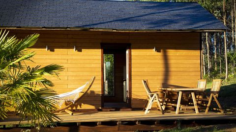 Terraza y exterior de la cabaa Brtema, construida de madera y pizarra