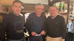 Marcos Mart�nez, a la izquierda de la imagen, y Manolo Romero, a la derecha, se fotografiaron con Carlo Ancelotti