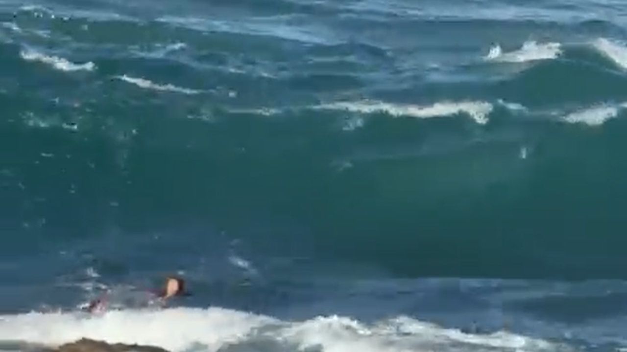 Susto en Riazor, en A Coruña: dos bañistas arrastradas por el oleaje en el primer día de playa del año