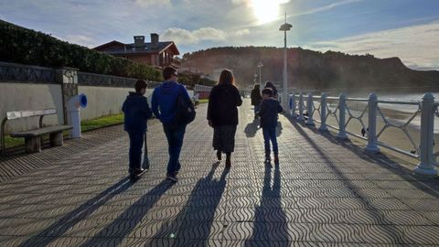 Una familia paseando por la playa de Salinas, en Castrill�n.