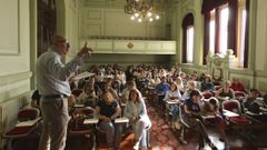 El director del IES Valle Incl�n de Pontevedra, Daniel Mejuto, este mi�rcoles por la tarde durante la reuni�n con las familias celebrada en el paraninfo del centro