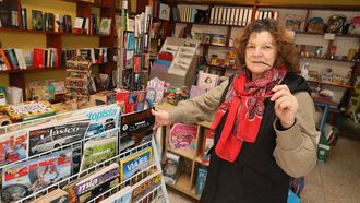 Ana Rosa Iglesias, en la librer�a Abrela, que dirige desde hace nueve a�os en la traves�a de O Vicedo