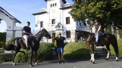 Daniel, Aitor y Diego con dos de sus caballos, ante el Pazo Libunca (Narón).