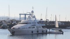 Operativo de reflotamiento del Tumberry en el puerto de Sanxenxo