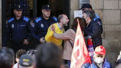 El alcalde de Ourense, Gonzalo P�rez J�come, empuj� a una sindicalista que protestaba en la huelga del bus urbano
