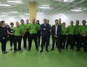 Los gerentes de la empresa, Mart�n M�guez y Fernando Peraza, con la plantilla de empleados.