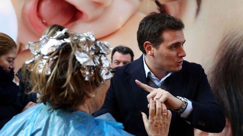 Una mujer sali� de la peluquer�a al entererarse de que estaba Albert Rivera votando. 
